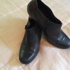 Navy leather Clark’s shooties in size 9 light wear